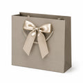 Borsa regalo 32 x 12 x 26 cm in cartoncino tortora con fiocco satinato e manici in corda