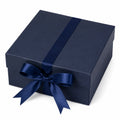 Scatola regalo quadrata 25 x 25 x 10 cm in cartoncino blu navy con nastro in raso